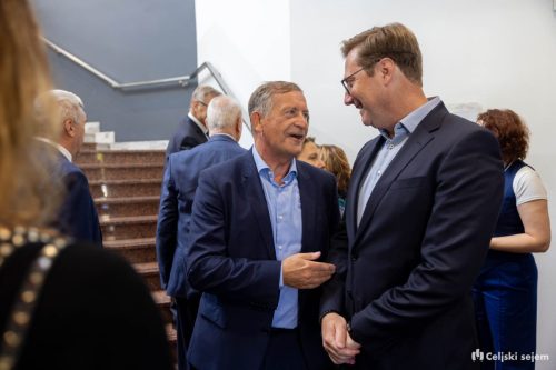 RD2 2069-Rok-Dezelak-RD2.si 