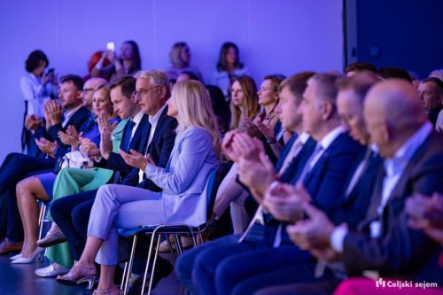 RD2 2120-Rok-Dezelak-RD2.si 