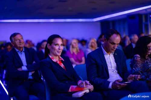 RD2 2323-Rok-Dezelak-RD2.si 