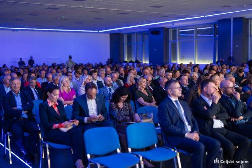 RD2 2424-Rok-Dezelak-RD2.si 