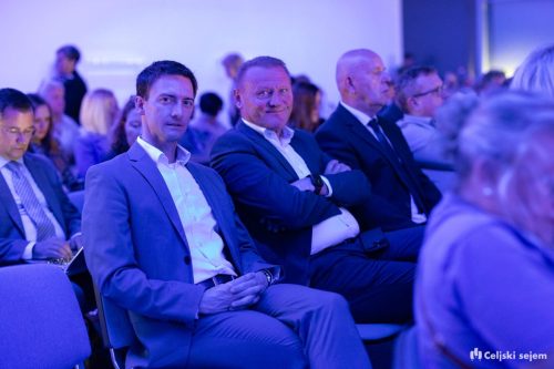 RD2 2436-Rok-Dezelak-RD2.si 