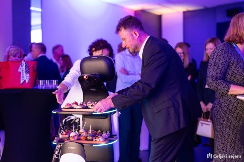 RD2 2704-Rok-Dezelak-RD2.si 