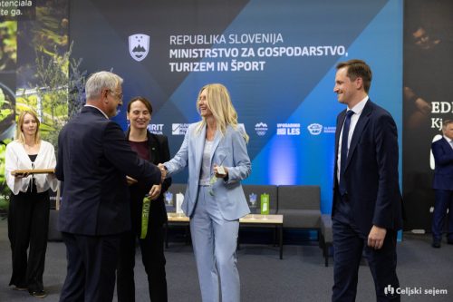 RD2 2927-Rok-Dezelak-RD2.si 