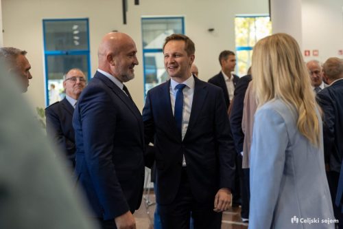 RD2 5495-Rok-Dezelak-RD2.si 