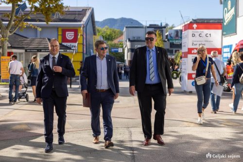 RD2 3073-Rok-Dezelak-RD2.si 