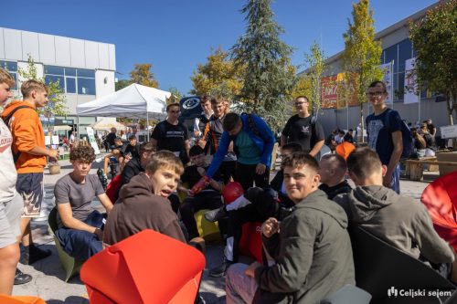 RD2 3443-Rok-Dezelak-RD2.si 