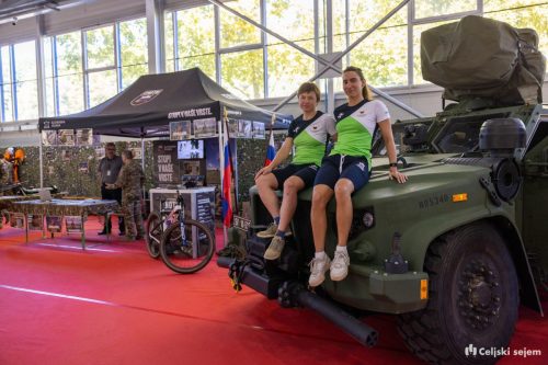 RD2 3563-Rok-Dezelak-RD2.si 