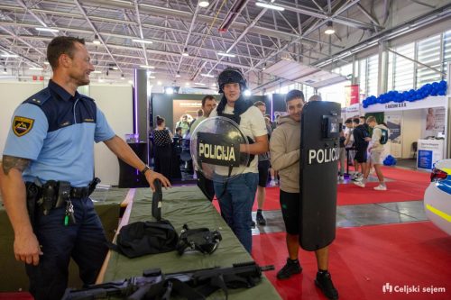 RD2 3568-Rok-Dezelak-RD2.si 