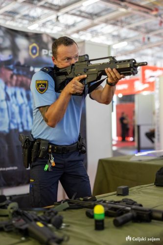 RD2 3597-Rok-Dezelak-RD2.si 