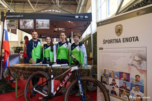 RD2 3736-Rok-Dezelak-RD2.si 