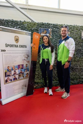 RD2 3752-Rok-Dezelak-RD2.si 