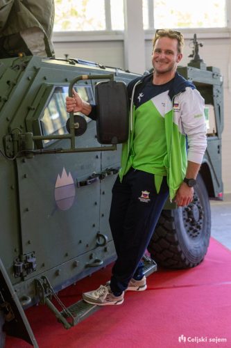 RD2 3776-Rok-Dezelak-RD2.si 