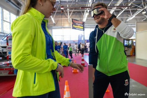 RD2 3787-Rok-Dezelak-RD2.si 