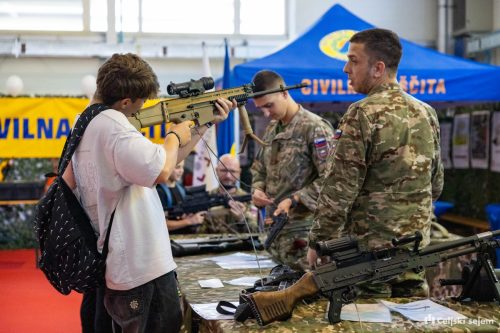 RD2 3837-Rok-Dezelak-RD2.si 