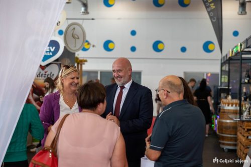 ARK 8307-Rok-Dezelak-RD2.si 