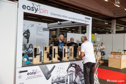 ARK 8443-Rok-Dezelak-RD2.si 