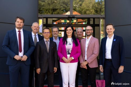 RD2 3881-Rok-Dezelak-RD2.si 