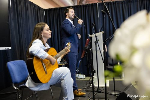 RD2 4306-Rok-Dezelak-RD2.si 