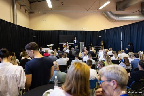 RD2 4309-Rok-Dezelak-RD2.si 