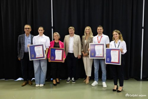 RD2 4327-Rok-Dezelak-RD2.si 