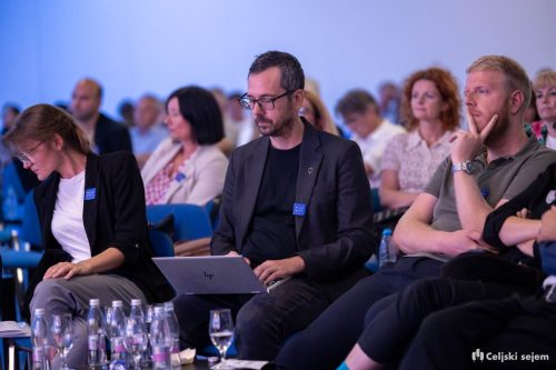 RD2 8066-Rok-Dezelak-RD2.si 