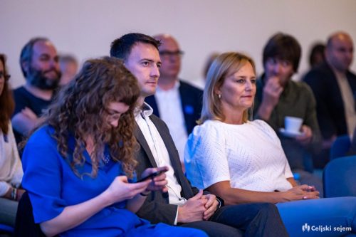 RD2 8083-Rok-Dezelak-RD2.si 