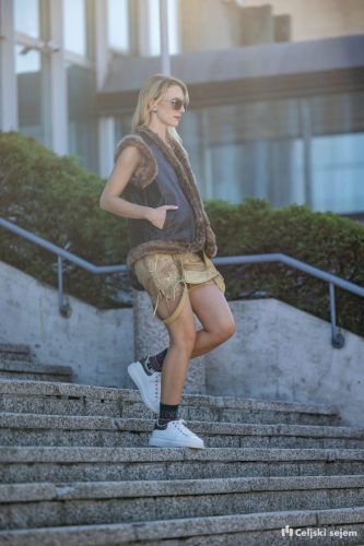 RD2 8233-Rok-Dezelak-RD2.si 