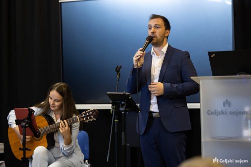 RD2 8247-Rok-Dezelak-RD2.si 