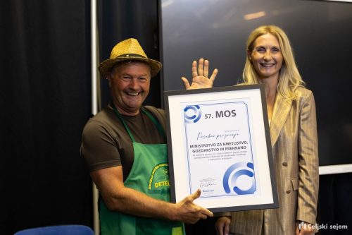 RD2 8381-Rok-Dezelak-RD2.si 