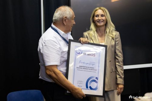 RD2 8385-Rok-Dezelak-RD2.si 