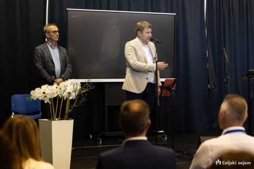 RD2 8392-Rok-Dezelak-RD2.si 