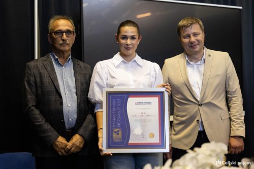 RD2 8415-Rok-Dezelak-RD2.si 