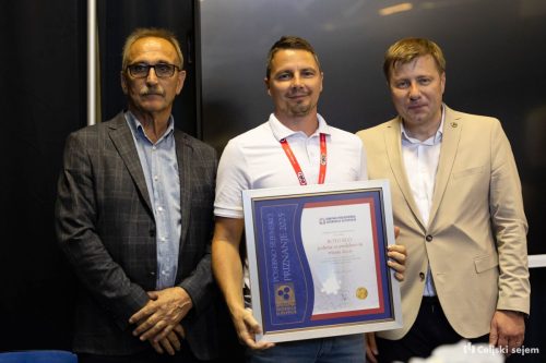 RD2 8424-Rok-Dezelak-RD2.si 