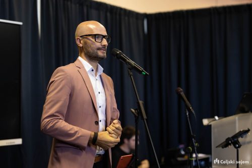 RD2 8456-Rok-Dezelak-RD2.si 