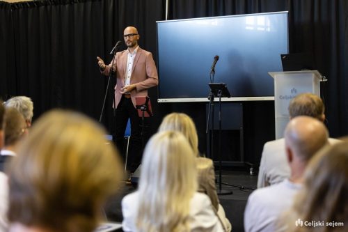 RD2 8467-Rok-Dezelak-RD2.si 