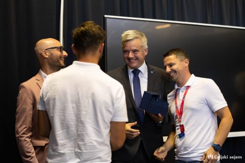 RD2 8470-Rok-Dezelak-RD2.si 