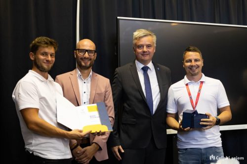 RD2 8478-Rok-Dezelak-RD2.si 