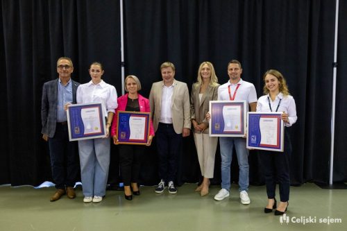 RD2 4327-Rok-Dezelak-RD2.si 