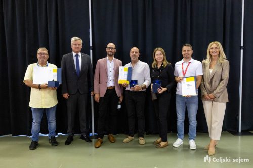 RD2 4334-Rok-Dezelak-RD2.si 