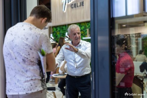 RD2 8505-Rok-Dezelak-RD2.si 