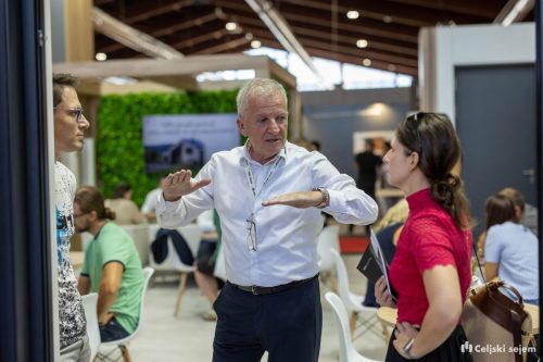 RD2 8519-Rok-Dezelak-RD2.si 