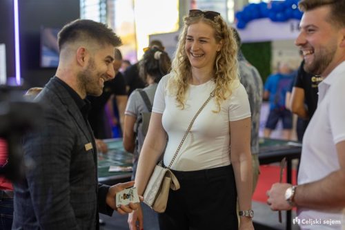 RD2 8565-Rok-Dezelak-RD2.si 