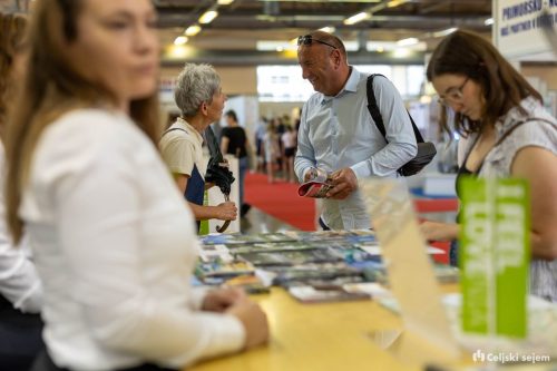 RD2 8664-Rok-Dezelak-RD2.si 